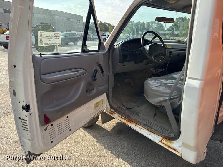 image for item EA1906 1997 Ford F-Super Duty dump truck