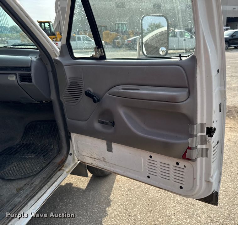 image for item EA1906 1997 Ford F-Super Duty dump truck