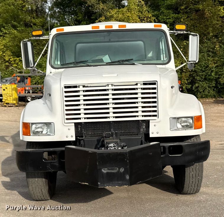 image for item EA1907 2002 International 4700 oil distributor truck