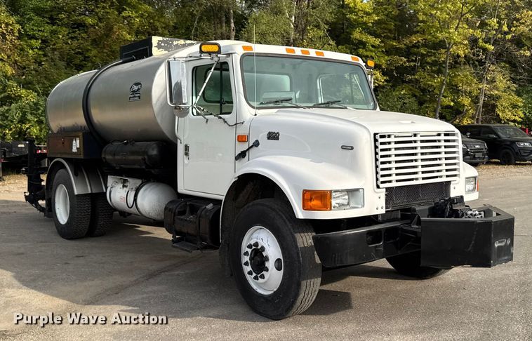 image for item EA1907 2002 International 4700 oil distributor truck