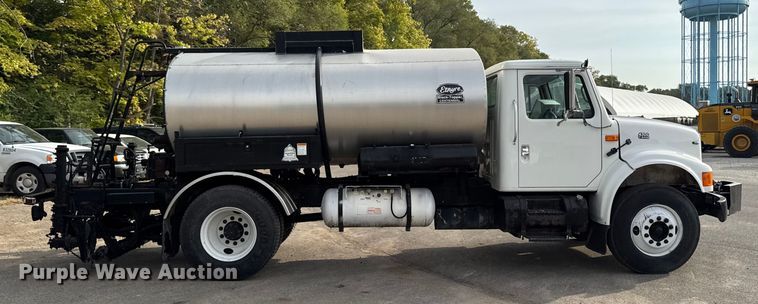 image for item EA1907 2002 International 4700 oil distributor truck