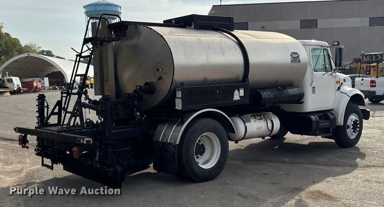 image for item EA1907 2002 International 4700 oil distributor truck