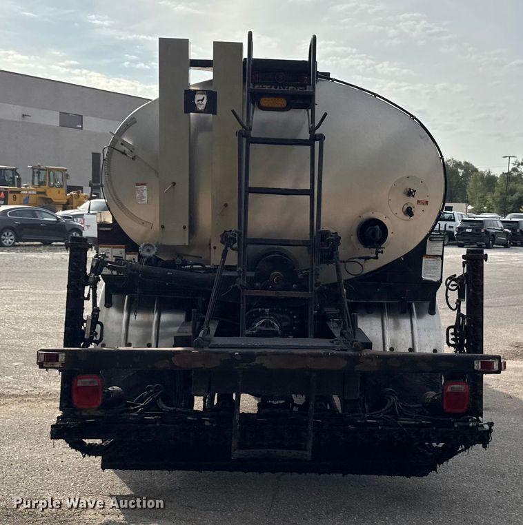 image for item EA1907 2002 International 4700 oil distributor truck