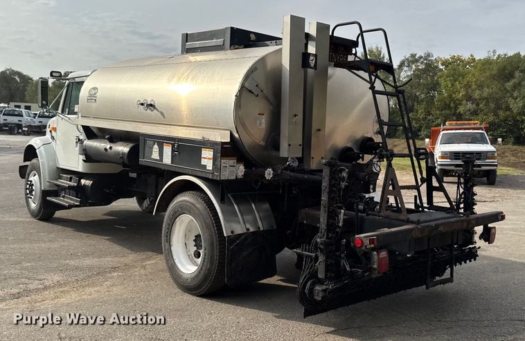 image for item EA1907 2002 International 4700 oil distributor truck