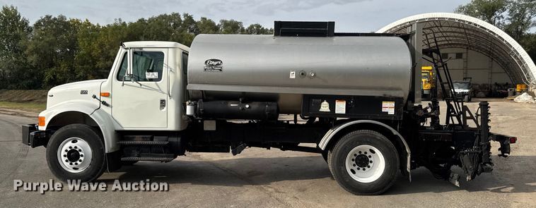 image for item EA1907 2002 International 4700 oil distributor truck