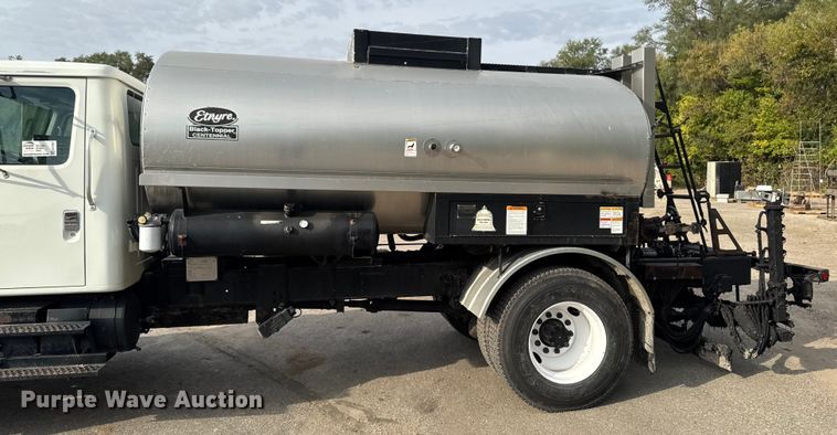 image for item EA1907 2002 International 4700 oil distributor truck