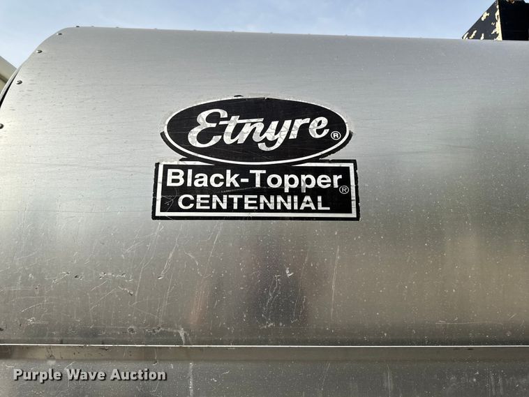 image for item EA1907 2002 International 4700 oil distributor truck