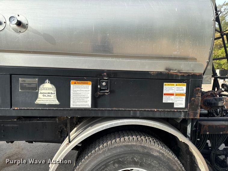 image for item EA1907 2002 International 4700 oil distributor truck