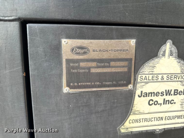 image for item EA1907 2002 International 4700 oil distributor truck