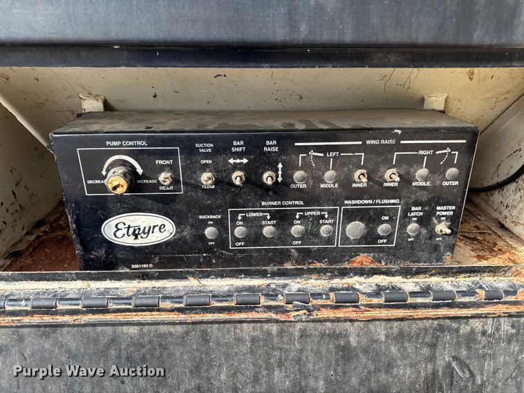 image for item EA1907 2002 International 4700 oil distributor truck