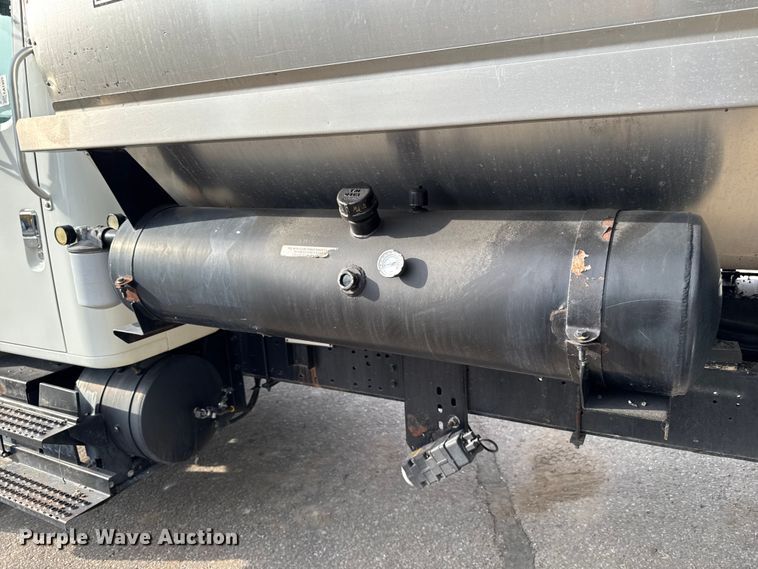 image for item EA1907 2002 International 4700 oil distributor truck