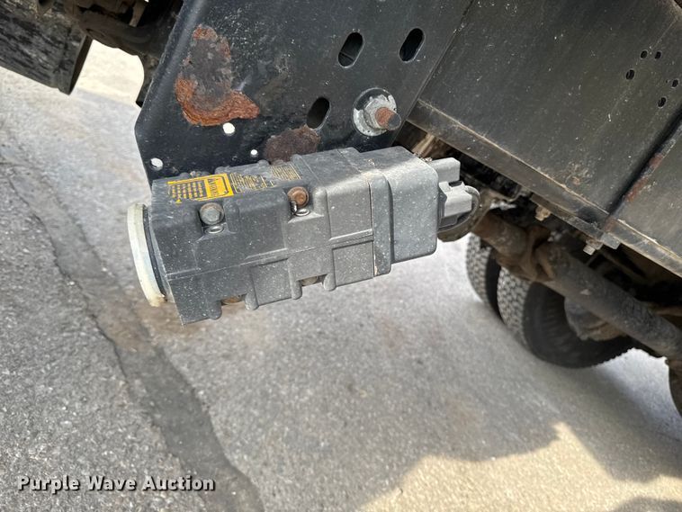 image for item EA1907 2002 International 4700 oil distributor truck