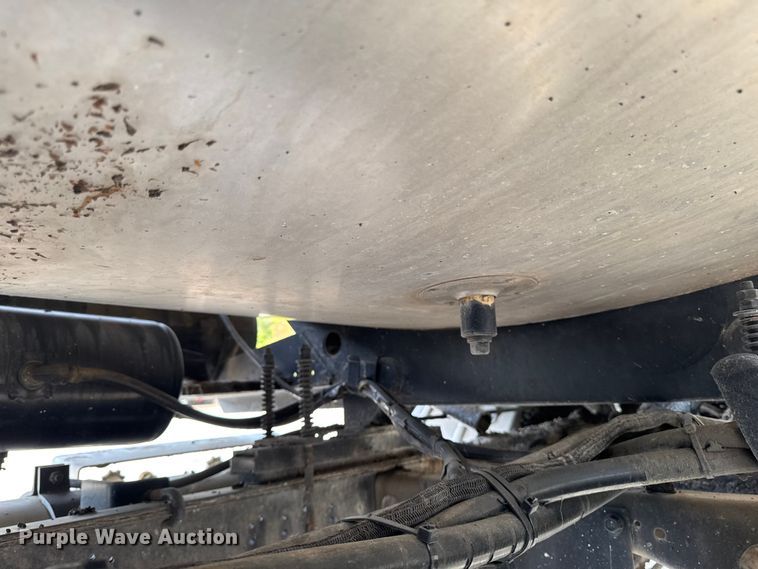 image for item EA1907 2002 International 4700 oil distributor truck