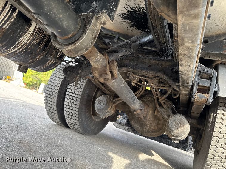 image for item EA1907 2002 International 4700 oil distributor truck