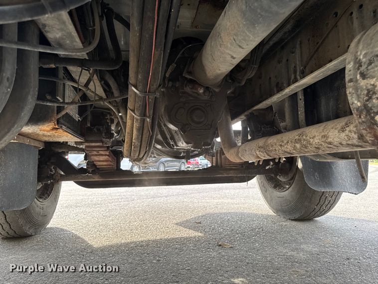 image for item EA1907 2002 International 4700 oil distributor truck