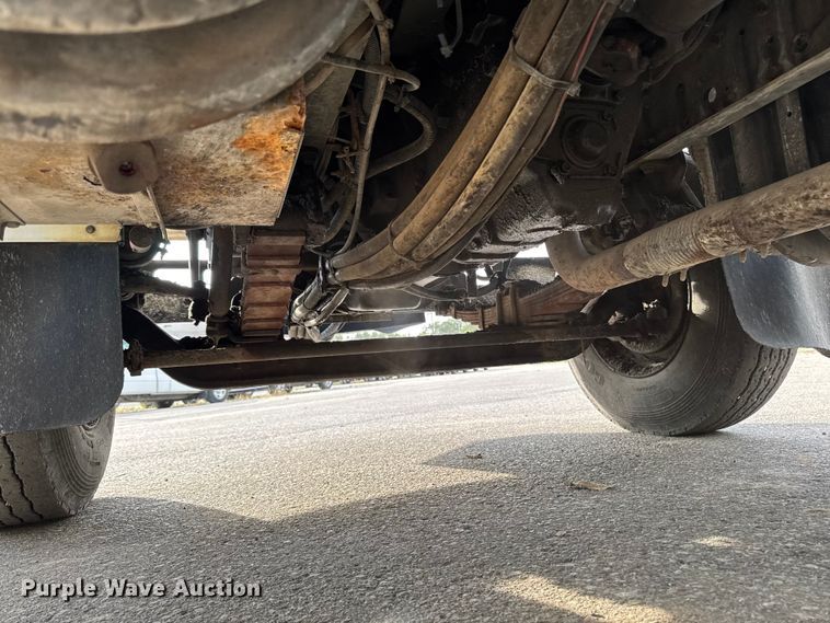 image for item EA1907 2002 International 4700 oil distributor truck