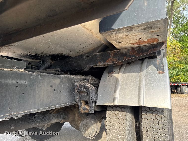 image for item EA1907 2002 International 4700 oil distributor truck