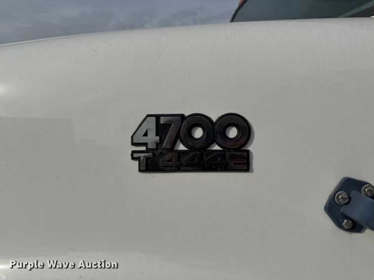 image for item EA1907 2002 International 4700 oil distributor truck