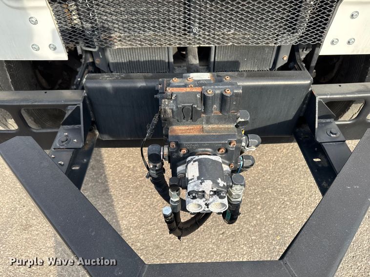 image for item EA1907 2002 International 4700 oil distributor truck