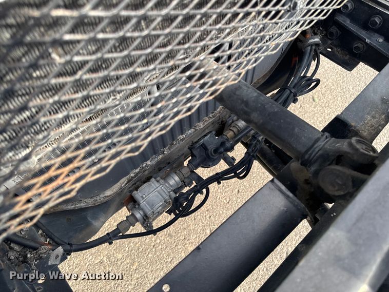 image for item EA1907 2002 International 4700 oil distributor truck