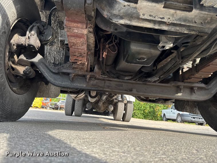 image for item EA1907 2002 International 4700 oil distributor truck