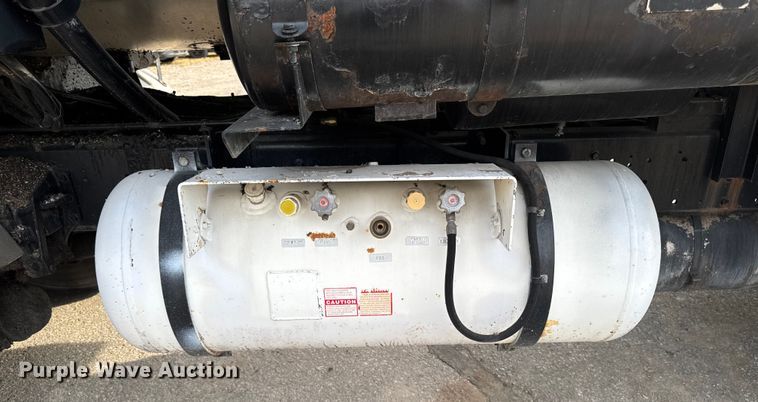 image for item EA1907 2002 International 4700 oil distributor truck