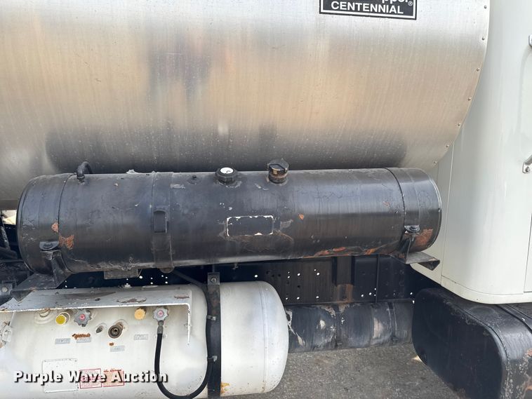 image for item EA1907 2002 International 4700 oil distributor truck