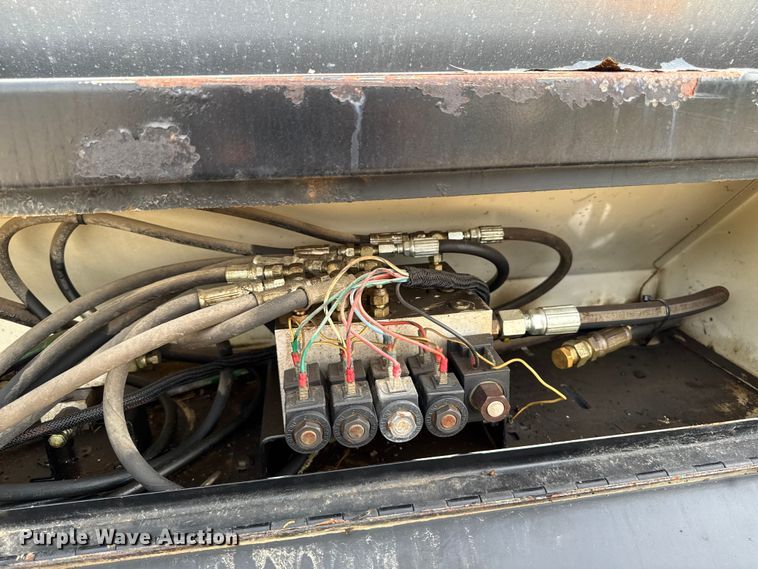 image for item EA1907 2002 International 4700 oil distributor truck