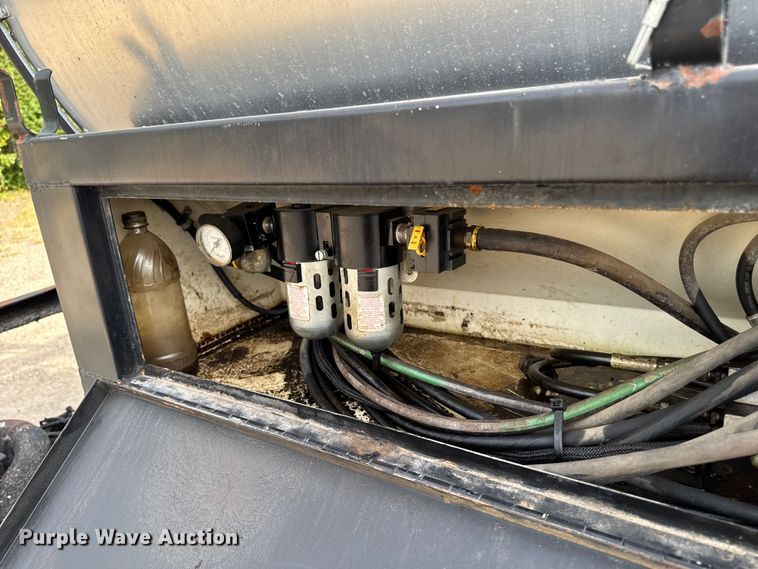 image for item EA1907 2002 International 4700 oil distributor truck