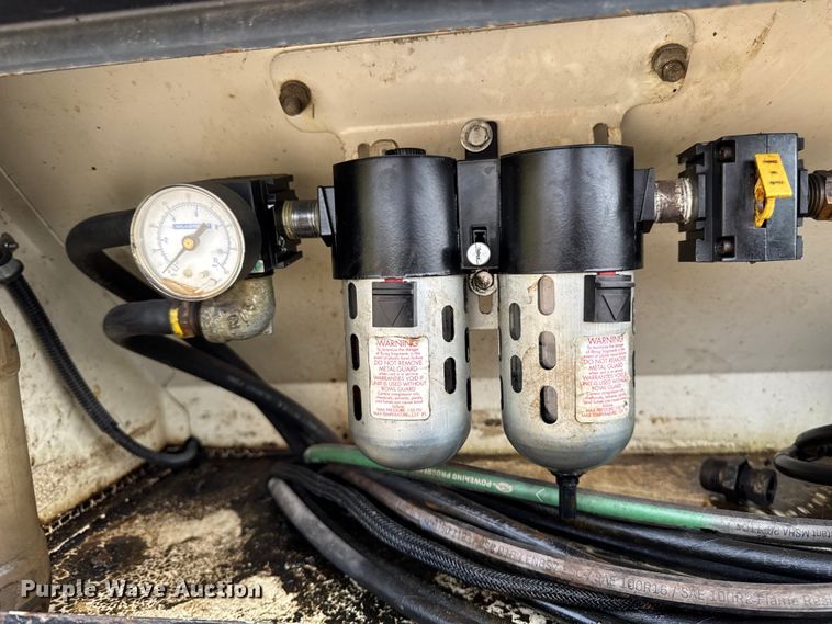 image for item EA1907 2002 International 4700 oil distributor truck