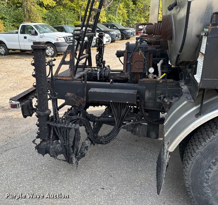 image for item EA1907 2002 International 4700 oil distributor truck