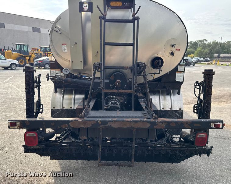 image for item EA1907 2002 International 4700 oil distributor truck