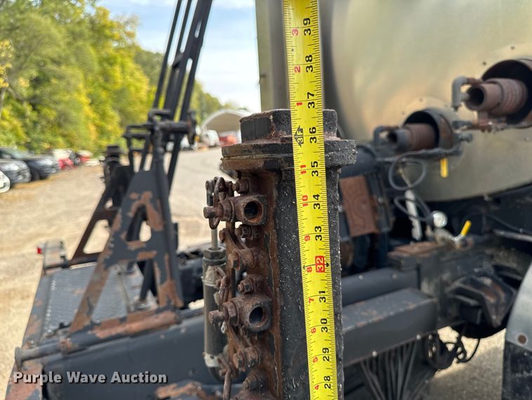 image for item EA1907 2002 International 4700 oil distributor truck