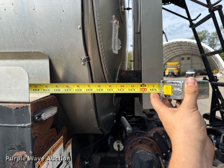 image for item EA1907 2002 International 4700 oil distributor truck