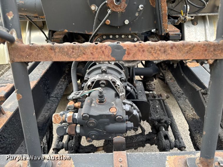 image for item EA1907 2002 International 4700 oil distributor truck