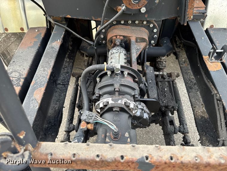 image for item EA1907 2002 International 4700 oil distributor truck