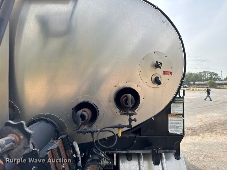 image for item EA1907 2002 International 4700 oil distributor truck