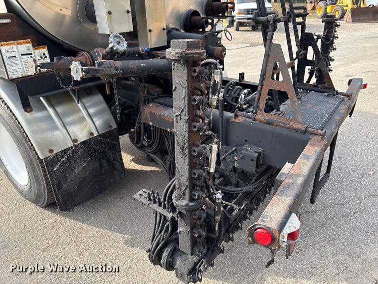 image for item EA1907 2002 International 4700 oil distributor truck