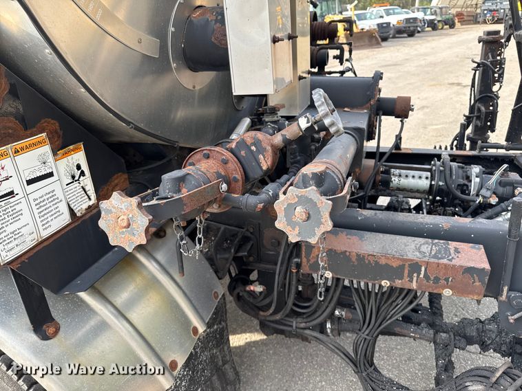 image for item EA1907 2002 International 4700 oil distributor truck