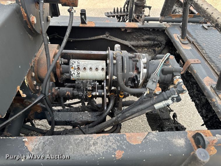 image for item EA1907 2002 International 4700 oil distributor truck