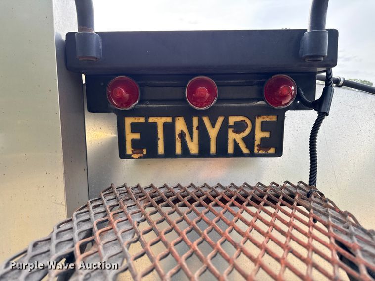 image for item EA1907 2002 International 4700 oil distributor truck