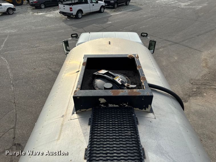 image for item EA1907 2002 International 4700 oil distributor truck