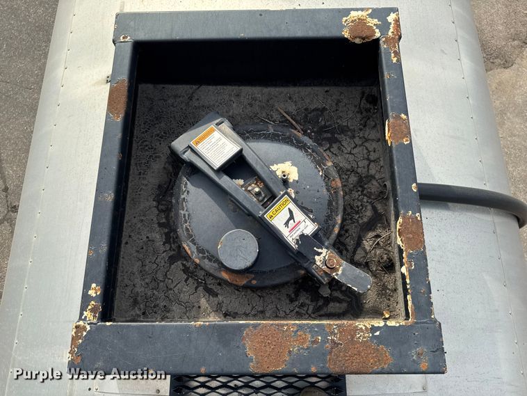 image for item EA1907 2002 International 4700 oil distributor truck