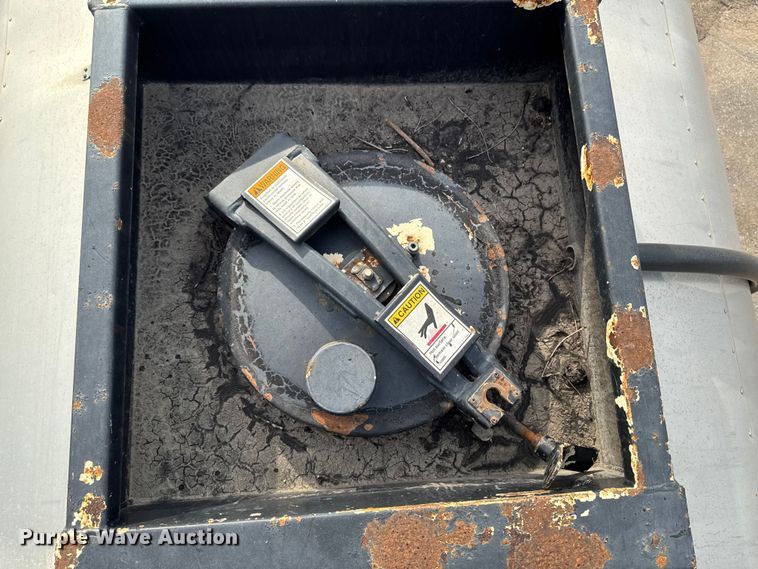 image for item EA1907 2002 International 4700 oil distributor truck