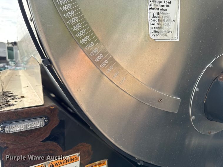 image for item EA1907 2002 International 4700 oil distributor truck