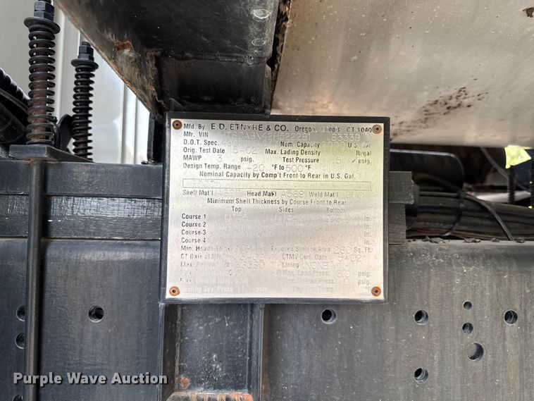 image for item EA1907 2002 International 4700 oil distributor truck