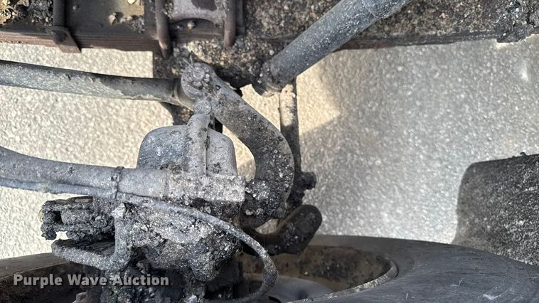 image for item EA1907 2002 International 4700 oil distributor truck