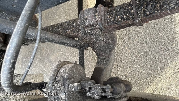 image for item EA1907 2002 International 4700 oil distributor truck