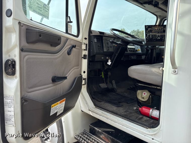 image for item EA1907 2002 International 4700 oil distributor truck