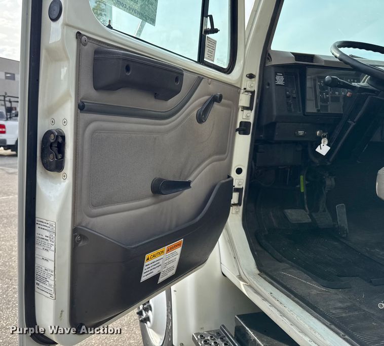 image for item EA1907 2002 International 4700 oil distributor truck